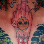 фак - средний палец и череп - татуировка на шее мужчины - фото