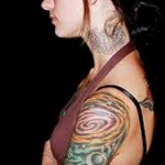 фото девушк с цыетной тату на голове