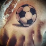 футбольный мячик татуировка на ноге мужская