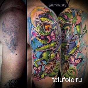 Фото тату: красочная татуировка хамелеона, сидящего на ветке с бабочками. Реалистичные детали, яркие цвета и эффект объема.