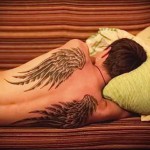 хрупкие крылья - татуировка на спине мужская фото