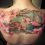 цветная картина с птицами и цветущим деревом тату на спине женская