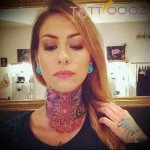 Фото тату: Сложный узор, имитирующий кружево, на шее девушки. Татуировка выполнена в черно-серых тонах с добавлением розовых акцентов.
