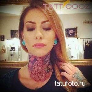 Фото тату: Сложный узор, имитирующий кружево, на шее девушки. Татуировка выполнена в черно-серых тонах с добавлением розовых акцентов.