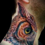 цветная сова - татуировка на шее мужчины - фото