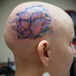 цветная татуировка на лысой женской голове