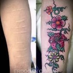 цветочки и зелень - женская татуировка на шраме - перекрытие - фото
