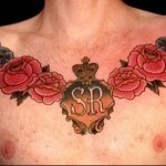 цветы, корона и сердце с инициалами - мужская татуировка на грудь