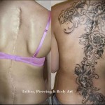 цветы на позвоночнике - женская татуировка на шраме - перекрытие - фото