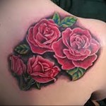 цветы роз в тату на лопатке для девушки