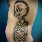 человеческий скелет в тату на боку у мужчины
