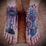череп - дерево и глаз татуировка на ноге мужская