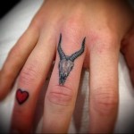 череп животного - татуировка на пальце женская (тату, tattoo)