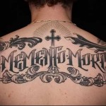 череп и надпись memento more - татуировка на спине мужская фото