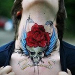 череп - крылья и красная роза - татуировка на шее мужчины - фото