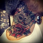 череп - надписи и розы - олдскул - татуировка на шее мужчины - фото