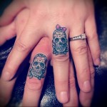 череп с бантиком - татуировка на пальце для девушки (тату - tattoo- фото)