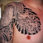 черная тату с драконом - мужская татуировка на плече