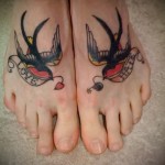 черные ласточки и надпись любовь и ненависть - татуировка в нижней части ноги девушки