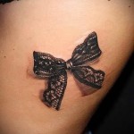 черный бант на боку - женская татуировка на шраме - перекрытие - фото