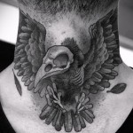 черный ворон и череп - татуировка на шее мужчины - фото