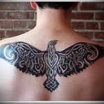 черный ворон из узоров - татуировка на спине мужская фото
