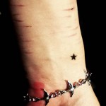 черный ворон на руку - женская татуировка на шраме - перекрытие - фото