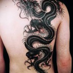 черный длинный дракон - татуировка на спине мужская фото