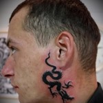черный дракон - татуировка на шее мужчины - фото