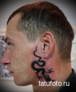 Фото татуировки черного дракона на шее. Изображение выполнено в стиле графика с четкими линиями и минимальным затенением.