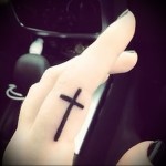 черный крест - татуировка на пальце для девушки (тату - tattoo- фото)