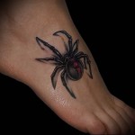 черный - ядовитый паук - татуировка на стопе мужская - фото
