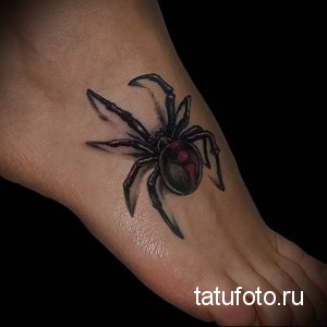 Фото тату черного паука на лодыжке. Реалистичный рисунок татуировки с детально проработанными лапками и красным брюшком.