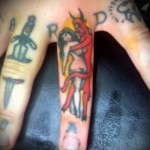 черт обнимает голую девушку - татуировка на пальце женская (тату, tattoo)