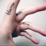 четыре слова - татуировка на пальце для девушки (тату - tattoo- фото)