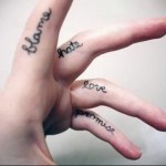 Фото тату на пальцах: четыре надписи – 'Blame', 'Hate', 'Love', 'Promise'. Татуировки, выражающие различные эмоции и жизненные принципы.