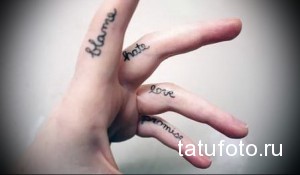 Фото тату на пальцах: четыре надписи – 'Blame', 'Hate', 'Love', 'Promise'. Татуировки, выражающие различные эмоции и жизненные принципы.
