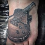 электро гитара - татуировка на стопе мужская - фото