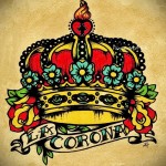 Фото тату: красочная корона с цветами и надписью 'La Corona', выполненная в стиле чикано с использованием ярких цветов и четких линий.