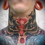 ядерный взрыв - татуировка на шее мужчины - фото