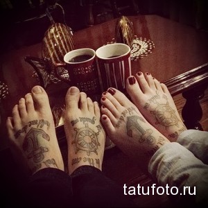 Фото парных тату на стопах: на одной стопе якорь, на другой - морская черепаха. Татуировки выполнены в черном цвете и дополнены надписями.