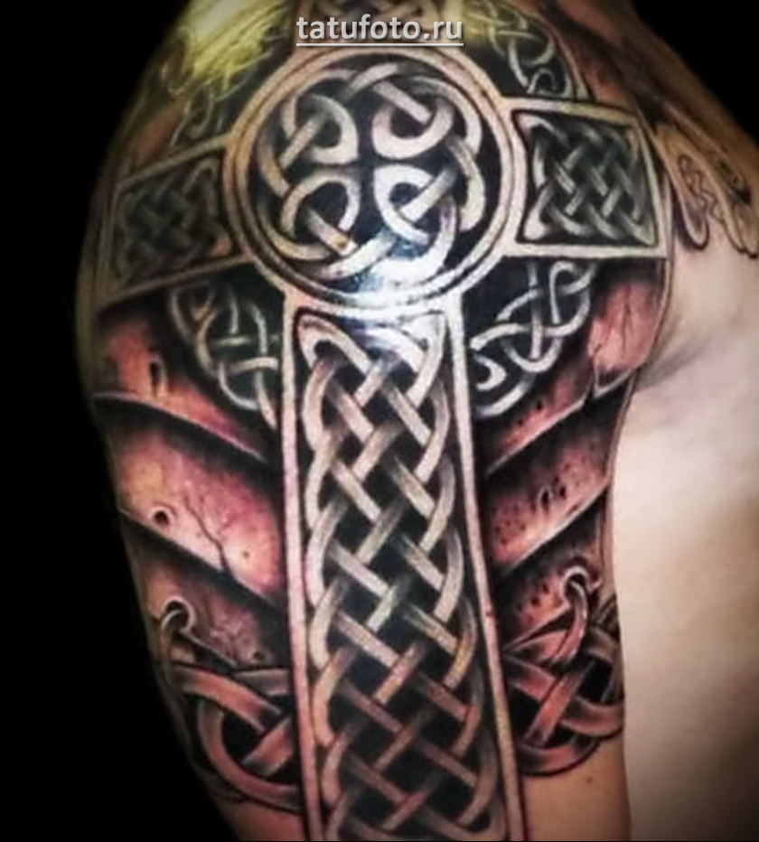 Тату кельтские узоры и крест на плечо