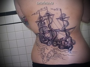 Крупная женская тату с кораблем и осьминогом