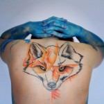 Большая лиса в татуировке на спине