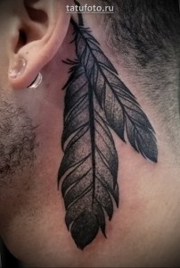 Фото готовой татуировки с перьями за ухом