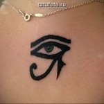 Татуировка глаз Гора – выполнена сзади на шее