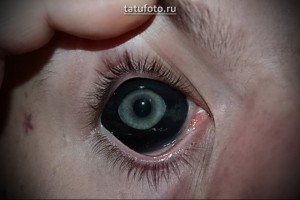 Фото тату: татуировка глаза, выполненная в черном цвете с детальной проработкой радужки. Мистический и завораживающий рисунок татуировки.