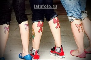 Фото тату: четыре лодыжки с татуировками в виде разноцветных бантиков и одного рисунка с девочкой. Идея для парных тату.