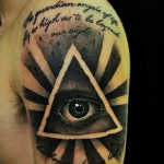 Выразительная татуировка с всевидящим оком на плече