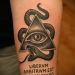 Всевидящее око и змея в татуировке